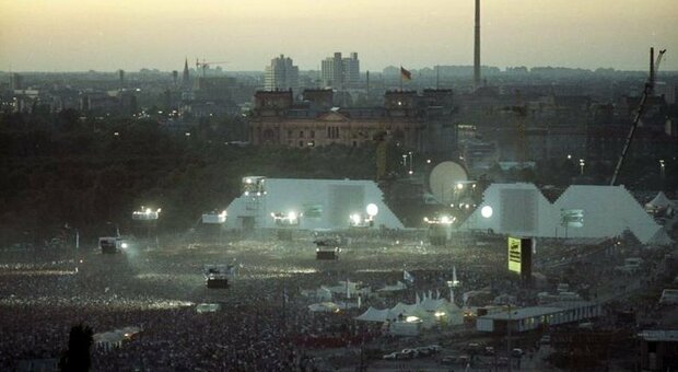 Trent'anni fa “The Wall”, il concerto di Roger Waters a Berlino per celebrare la caduta del muro