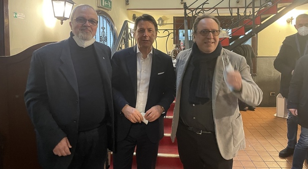 L’ex premier Conte con Paolo ed Eduardo Pagnani, titolari della storica pizzeria Brandi
