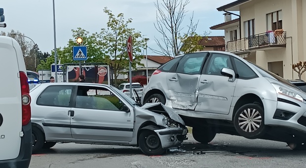 Pauroso incidente, Citroen vola sopra una Peugeot: ferito uno dei conducenti
