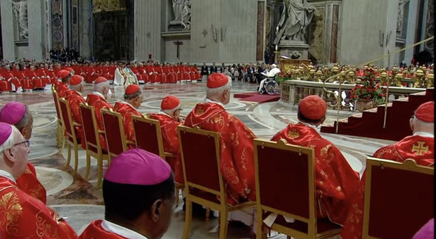 Papa Francesco da San Pietro oggi riunisce le chiese nel mondo per una preghiera di pace (ma la diplomazia lavora dietro le quinte)