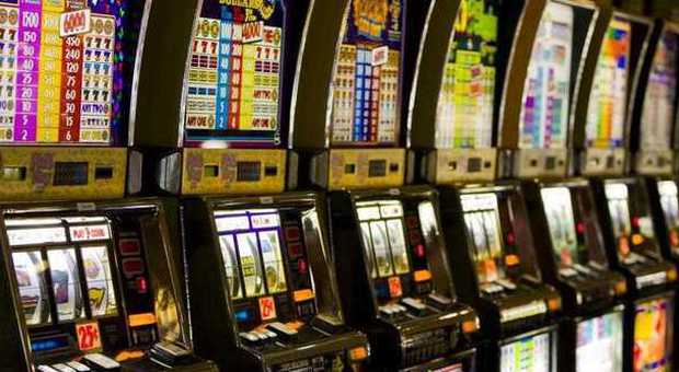 Una serie di slot machine. A Vicenza le sale scommesse sono una trentina