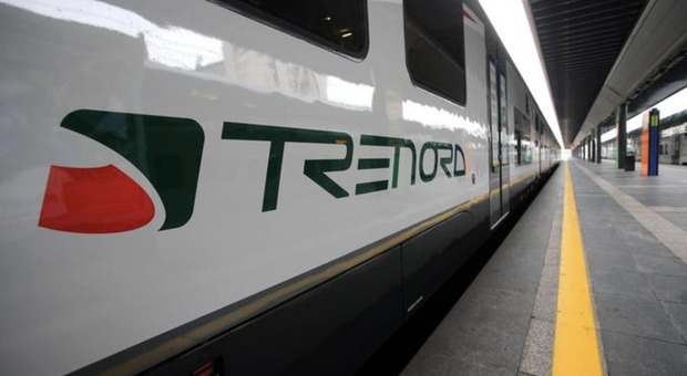 Milano, terrore sul treno: ragazzo di 22 anni picchiato a sangue da due uomini
