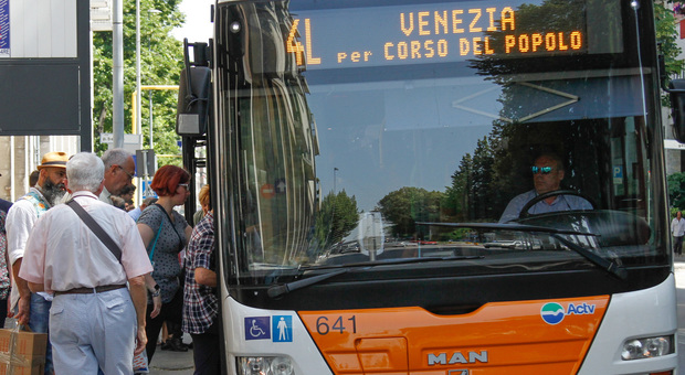 Venezia, liquido corrosivo sul sedile del bus: paura per un'insegnante che chiede i danni all'Actv