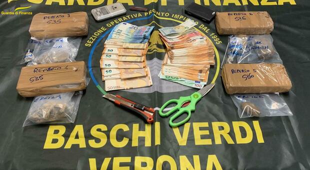 Nascondeva in casa 2 chili di eroina e 12.000 euro in mazzette: arrestato nordafricano