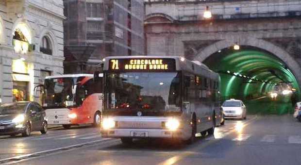 "Auguri donne", la scritta sul bus Atac celebra l'8 marzo per le strade di Roma