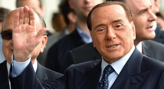 Terremoto, Berlusconi pranza con una benefattrice che dona 70.000 euro per le popolazioni