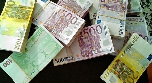 Rivela il nascondiglio di 150 mila euro in casa: rubati, tenta il suicidio