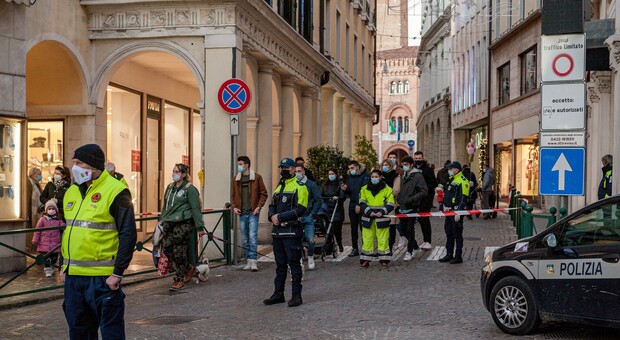Le transenne in Calmaggiore durante i controlli della polizia locale