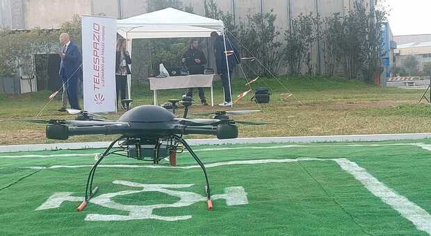 Cento droni in volo su Bari e l'esperimento del trasporto merci: il video