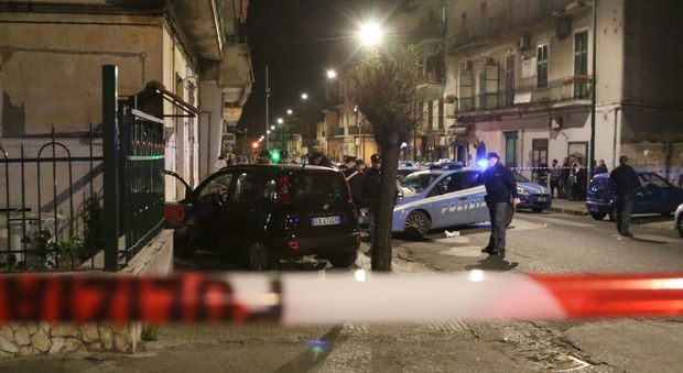 Napoli, agguato a Miano: 13 i colpi sparati dai killer