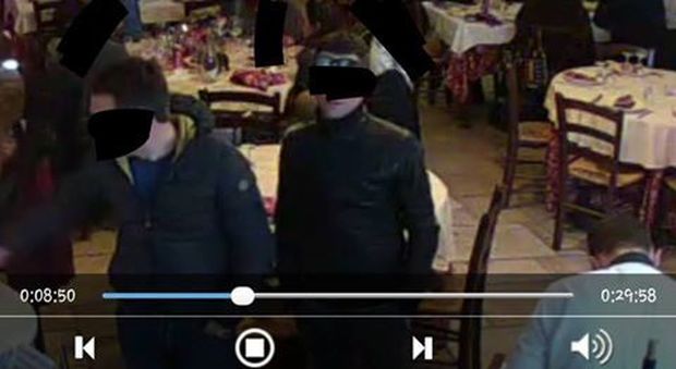 Fuga dal ristorante senza pagare, i due giovani colti dalle telecamere