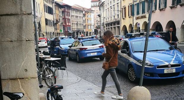 L'intervento tempestivo delle volanti blocca i due rapinatori che avevano rubato gli orologi in gioielleria a Udine in via Mercato Vecchio
