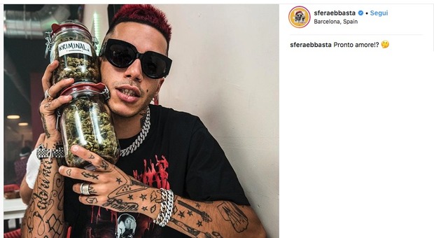 Sfera Ebbasta e i boccacci di marijuana, la foto su Instagram. E i fan scherzano: «Invitaci da te»