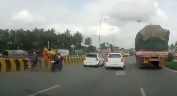 India, moto continua la sua folle corsa con in sella una bambina dopo un incidente