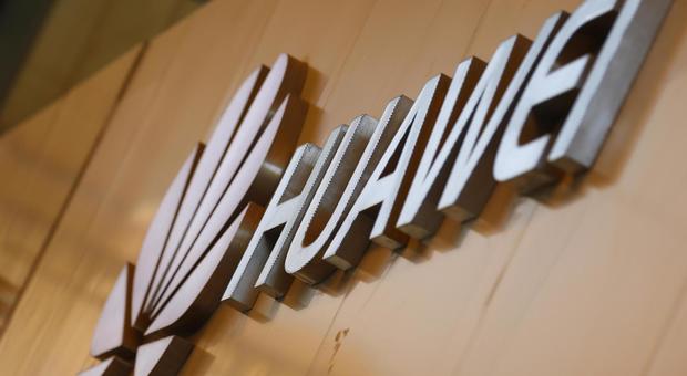 Huawei, Theresa May ignora l'allarme da Usa e 007: ok al progetto 5G, «ma con limitazioni»