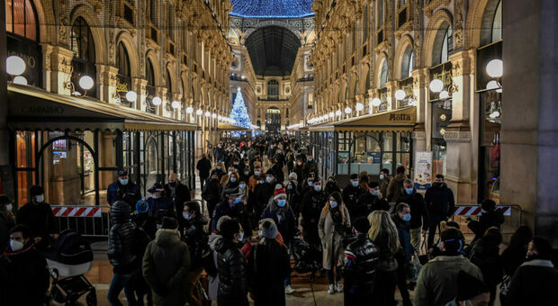 Natale a Milano, “numero chiuso” in Galleria per evitare assembramenti