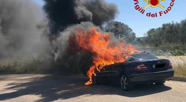 Auto in corsa prende fuoco all'uscita della tangenziale: in fiamme una Mercedes