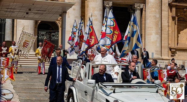 Un momento dell'Udienza generale degli sbandieratori con Papa Francesco
