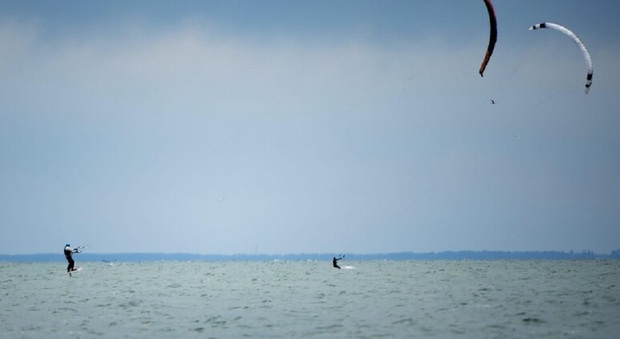 Franco muore a 63 anni mentre fa kitesurf: «Strangolato dal cavo, il mare era agitato»