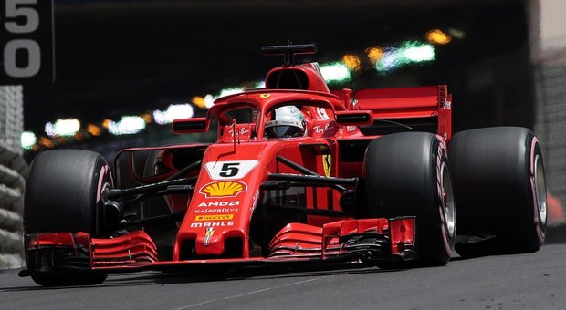 La Ferrari di Sebastian Vettel all'uscita del tunnel