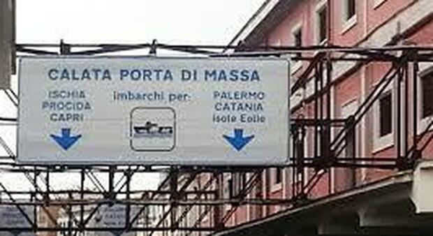Borsone sospetto, allarme bomba nel porto di Napoli: stop ai traghetti