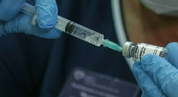 Fase 2 dei vaccini, le misure di Saltamartini: «Over 80, la lista sarà fatta dai medici di base»