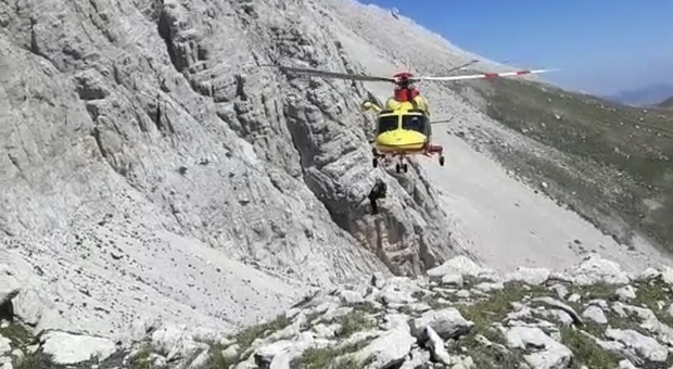 Lecco, precipita in un dirupo durante l'escursione in montagna: morto 25enne