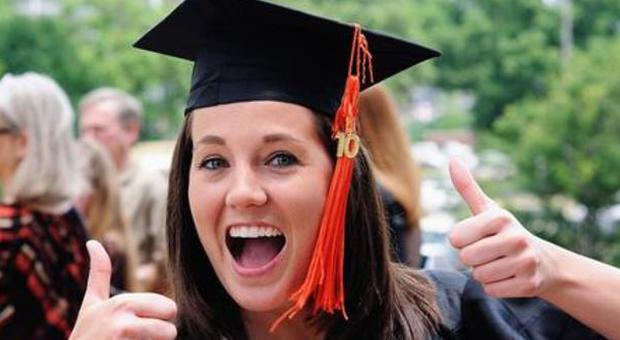 Alle donne la laurea conviene più degli uomini: stipendio triplicato rispetto al "solo" diploma
