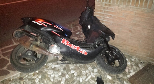 Lo scooter incidentato in via Brolo del Conte