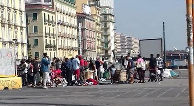 Suk a piazza Garibaldi, spazio negato ai cittadini: «Facciamo come Genova»