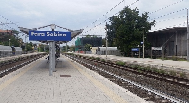 Nessuna comunicazione, Trenitalia lascia a piedi centinaia di pendolari a Fara Sabina