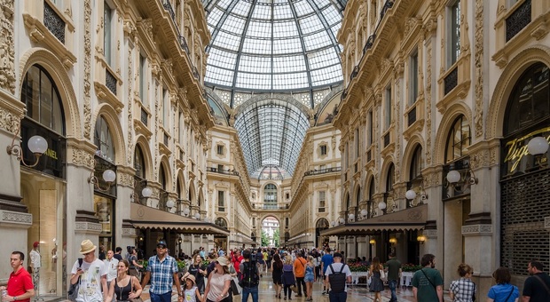 Milano, furti nel Quadrilatero della Moda con la bambina: coppia denunciata