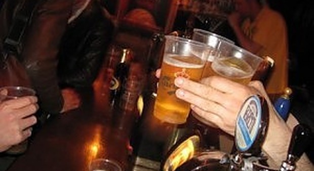 Notte di follia in un pub del centro, turisti ubriachi aggrediscono una ragazza a calci e pugni