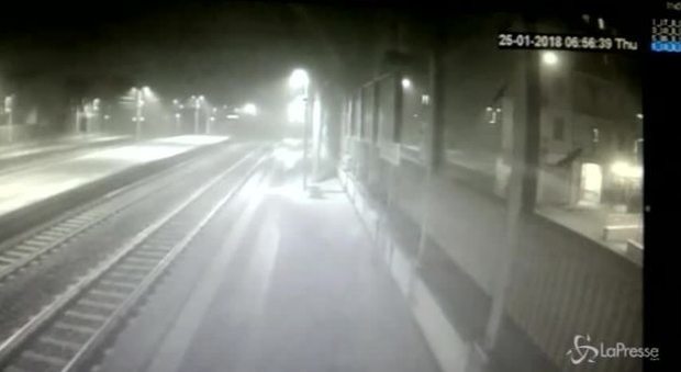 Treno deragliato a Milano, scintille sui binari prima dello schianto Il video