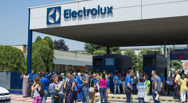 Electrolux, accordo per Susegana: 130 milioni, nuovi turni e ricambio
