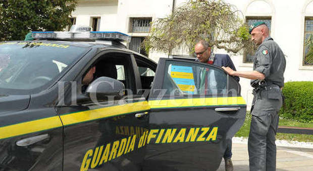 Il sindaco Massimo Bordin entra nell'auto della Gdf