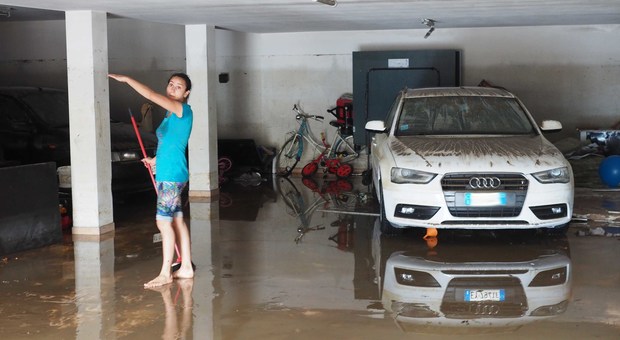 Un garage inondato dal fango e dall'acqua del torrente Valbona a Conegliano
