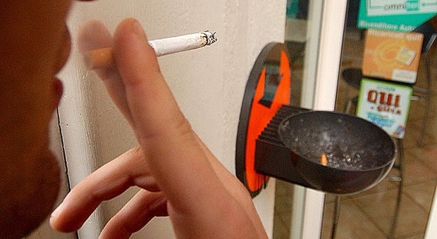 Covid, Spagna verso il divieto di fumare all'aperto: «Pericolo che si possa contagiare gli altri»