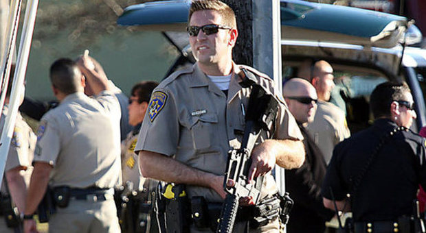 California, tre poliziotti feriti in un conflitto a fuoco: caccia a due uomini armati e pericolosi