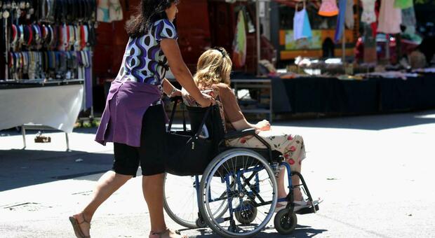 Una badante con una donna disabile sulla carrozzina