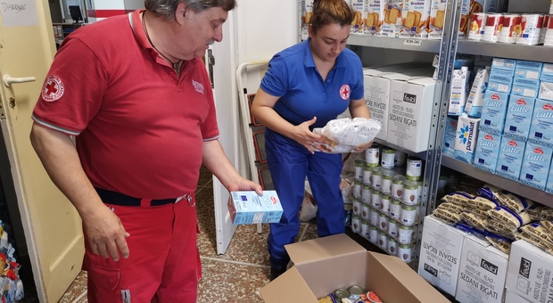 Confezionamento di un pacco alimentare nel Comitato di Frosinone della Croce Rossa