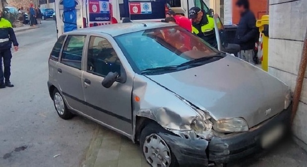 Ancona, incidente choc: 93enne perde il controllo dell'auto e investe una donna. Sono entrambe all'ospedale
