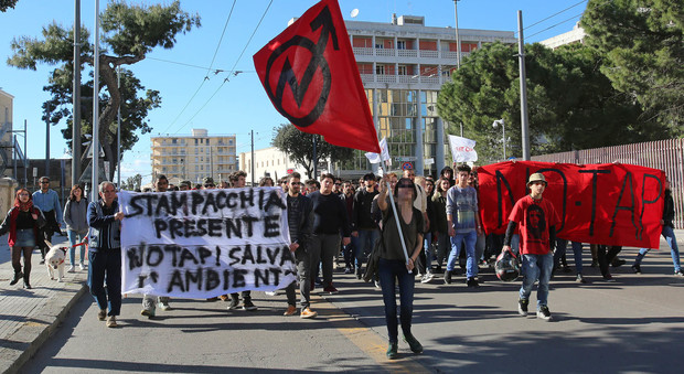 Lecce, in centro il corteo degli studenti contro la Tap
