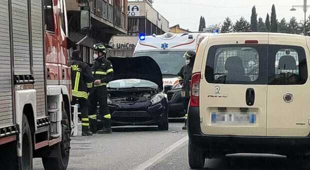 Terni, scontro tra due auto in via del Rivo: ferito bimbo di sei anni