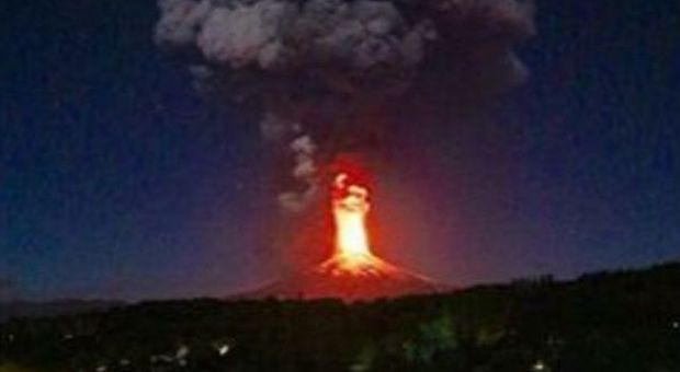 Cile, si risveglia il vulcano Villarrica: evacuate oltre 3 mila persone