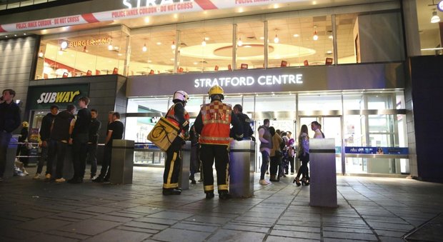 Londra, attacco con l'acido al centro commerciale: è una rissa tra baby gang