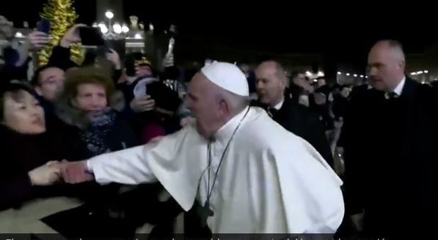 Papa Francesco incontra la donna che aveva schiaffeggiato per uno strattone