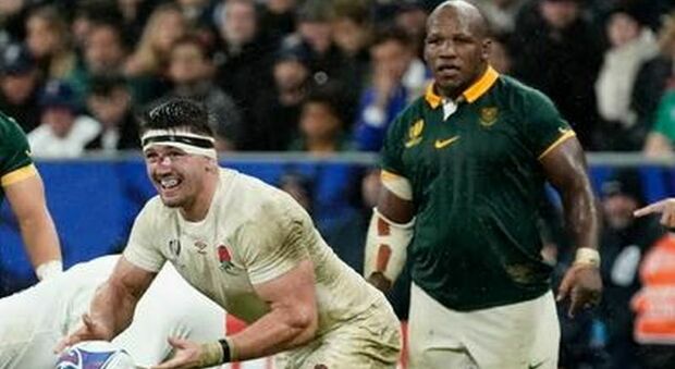 Rugby Mondiali, l'inglese Tom Curry accusa il sudafricano Bongi Mbonambi: «Insulto razzista». E gli All Blacks definiti «spocchiosi»