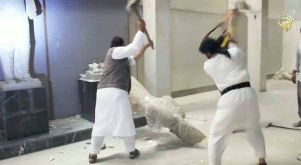 Isis peggio di Gengis Khan: devastato il museo di Mosul, distrutta la storia della Mesopotamia