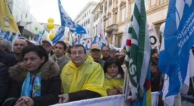 Migliaia di medici napoletani alla manifestazione nella Capitale sulla sanità «malata»